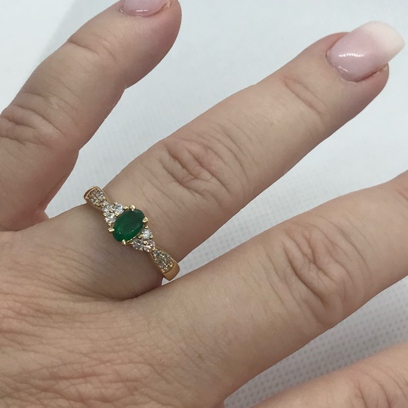 14kt yellow gold diamond and emerald ring size 8 - Picture 2 of 5